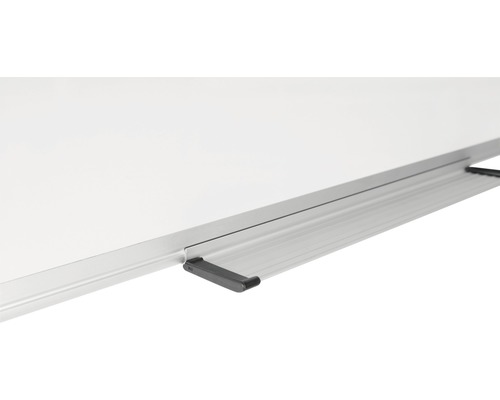 Detailopname van een whiteboard met pennenbakje