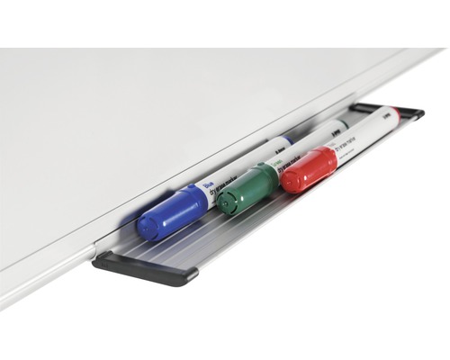 Detailopname van een whiteboard stiftenbak met blauwe, groene en rode stiften