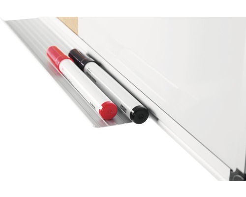 Whiteboard met rode en zwarte marker