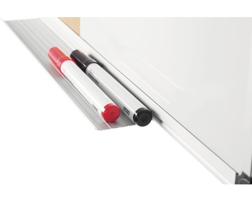 Whiteboard met pennenbak en twee stiften