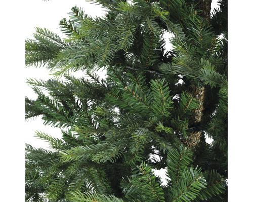 Detailopname van een kunstkerstboom met groene naalden