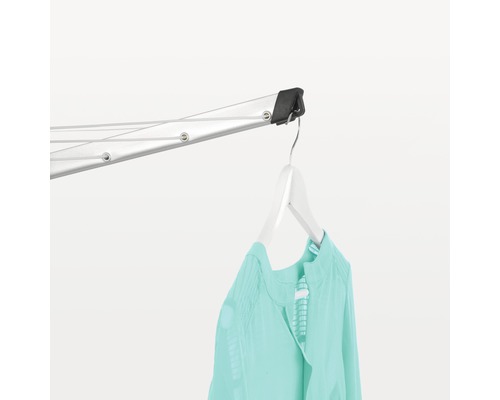 Droogmolen met kledingstuk opgehangen aan een kledinghanger