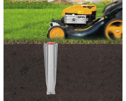 Grondanker voor tuin met grasmaaier op de achtergrond