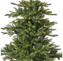 Detailopname van een kunstkerstboom met verlichting.