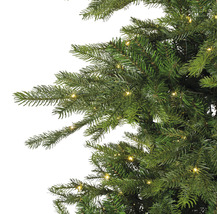 Detailopname van een kunstmatige kerstboom met verlichting.