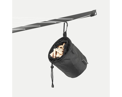 Waszak hangend aan een waslijn gevuld met wasknijpers.