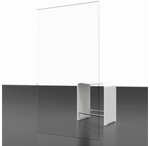 Transparante beschermwand van glas naast een witte kruk.