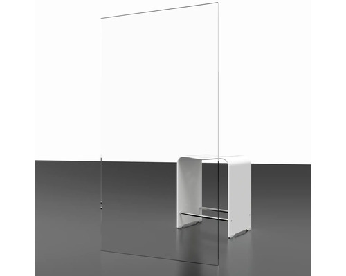 Transparante beschermwand van glas naast een witte kruk.