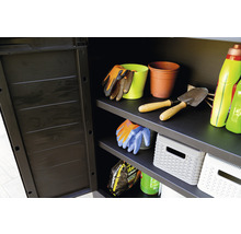 Open tuinkast met planken, gevuld met tuingereedschap, plantenbakken en tuinaccessoires