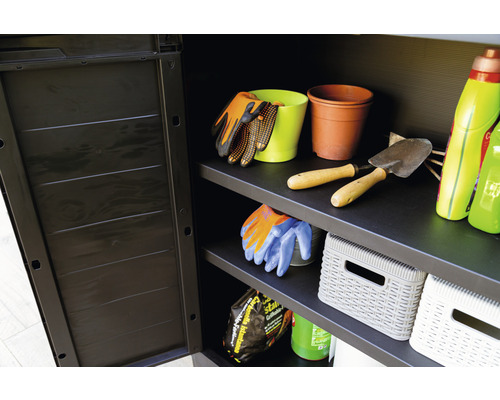 Open tuinkast met planken, gevuld met tuingereedschap, plantenbakken en tuinaccessoires