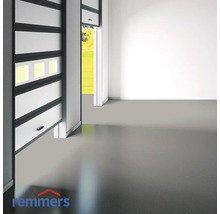 Open garage met sectionaaldeur en Remmers logo