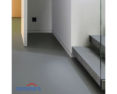 Interieur met grijze vloer en trap