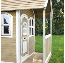 Houten speelhuis met veranda, deur en ramen in de tuin