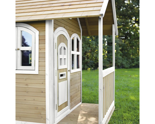 Houten speelhuis met veranda, deur en ramen in de tuin