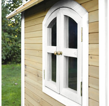 Detail van een houten speelhuis met wit raamkozijn