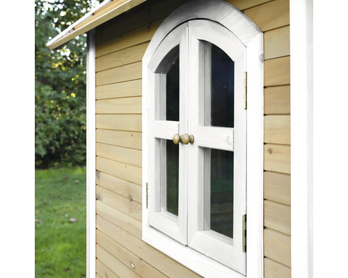 Detail van een houten speelhuis met wit raamkozijn