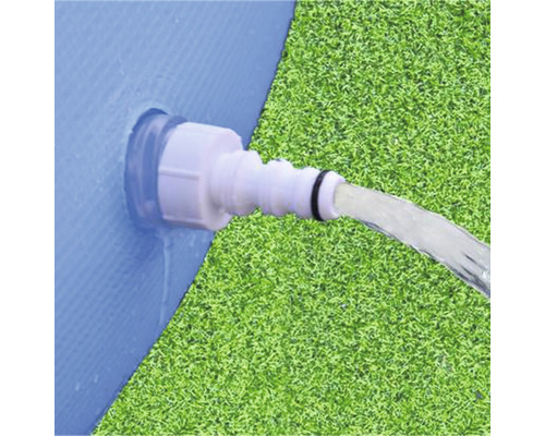 Close-up van een zwembadafvoer met slangaansluiting en waterstroom