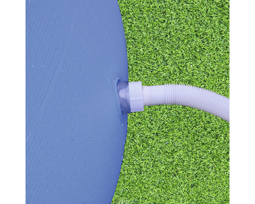 Detailopname van een zwembad met aangesloten slang op gras