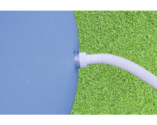 Detail van een zwembad met aangesloten slang op gazon