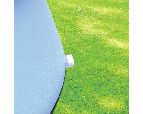 Detailopname van een peuterbad met afvoerventiel op gras