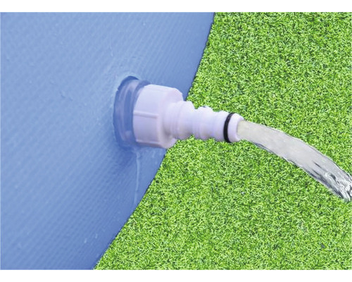 Waterafvoer op een zwembad met waterstraal op gazon