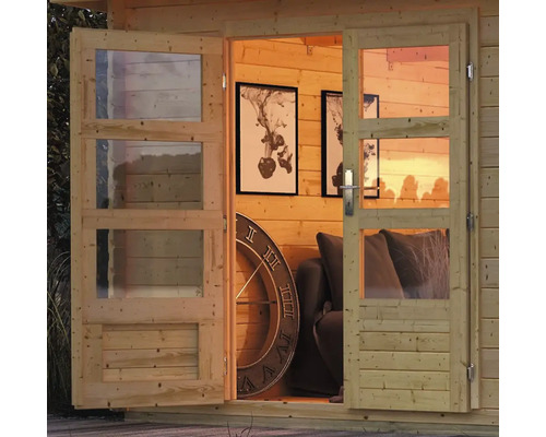 Tuinhuis met open glazen deuren en interieur