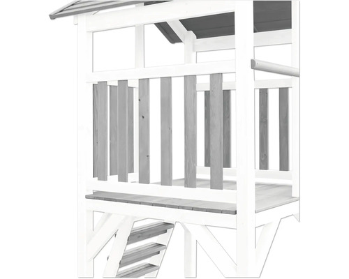 Detailaanzicht van een speeltoren met houten reling en trap