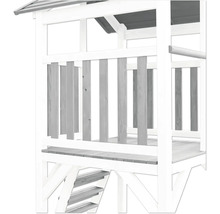 Detail van een houten speeltoren met reling en trap