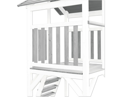 Detail van een houten speeltoren met reling en trap