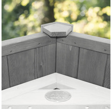 Detailweergave van een speelhuisjeshoek van hout met AXI by Paradiso logo.