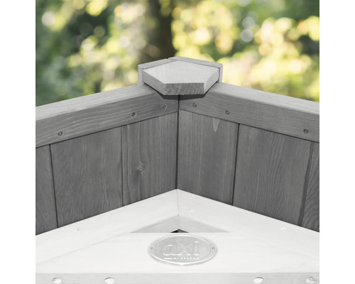 Detailweergave van een speelhuisjeshoek van hout met AXI by Paradiso logo.