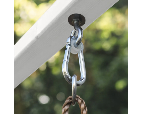 Gedetailleerde opname van een schommelophanging met karabijnhaak