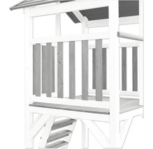 Detail van een houten speeltoren met trap en reling