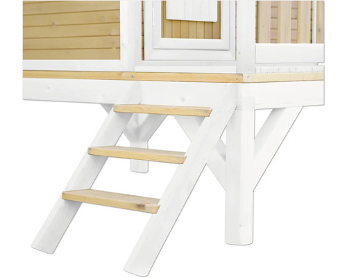 Detail van een speelhuis met houten treden en een witte afwerking