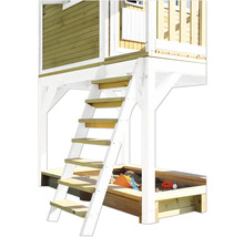Detailweergave van een speelhuis met houten trap en zandbak
