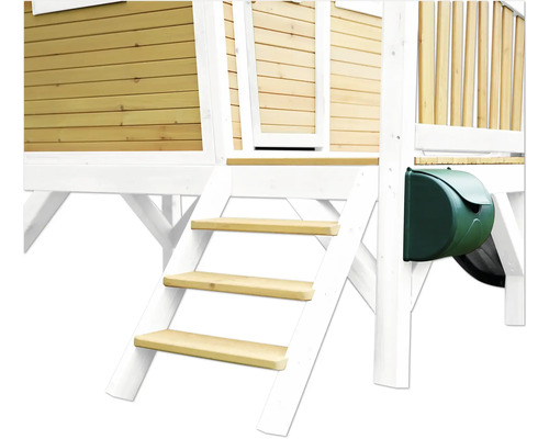 Gedetailleerd zicht op een speelhuis met houten trap en brievenbus