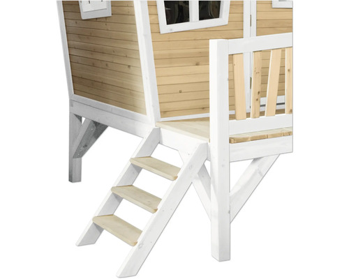 Detailopname van een speelhuis met trap en houten veranda