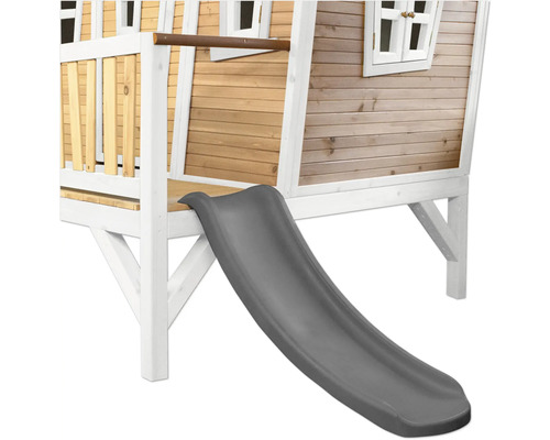 Houten speelhuis met glijbaan