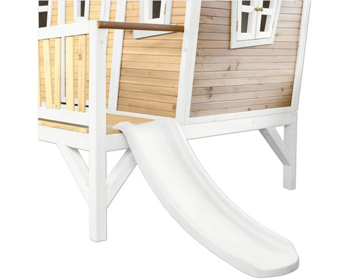 Detailopname van een houten speelhuis met glijbaan