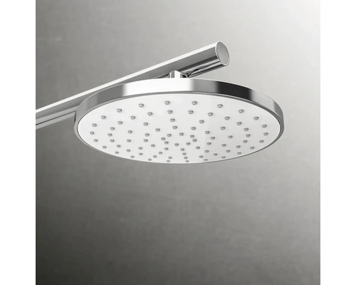Ronde hoofddouche met douchearm voor douches.