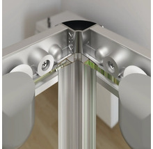 Detailopname van een douchecabinehoek met aluminium profielen en schroefbevestiging