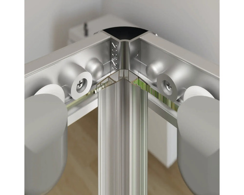 Detailopname van een douchecabinehoek met zilverkleurig frame, schroeven en transparante glazen wanden.