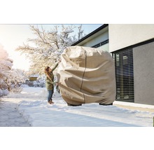 Afdekzeil ter bescherming van een tuingereedschap in de winter