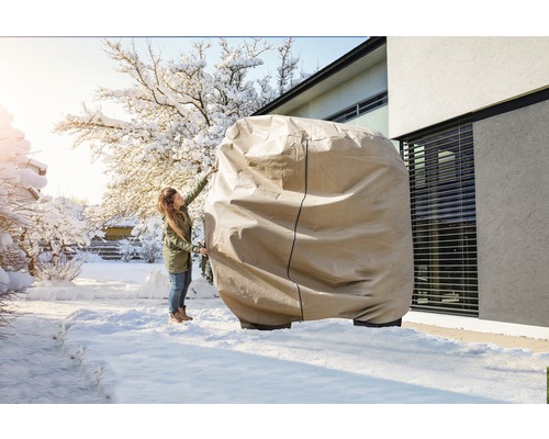Afdekzeil ter bescherming van een tuingereedschap in de winter
