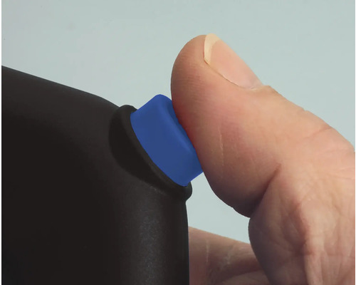 Een vinger drukt op een blauwe knop op een zwart apparaat.