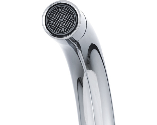 Close-up van een verchroomde waterkraan met perlator