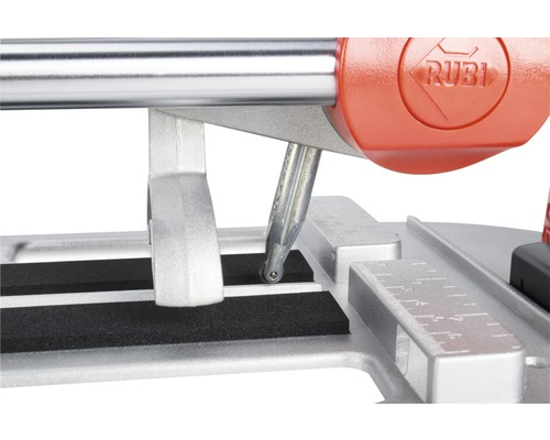 Detailopname tegelsnijder met Rubi logo