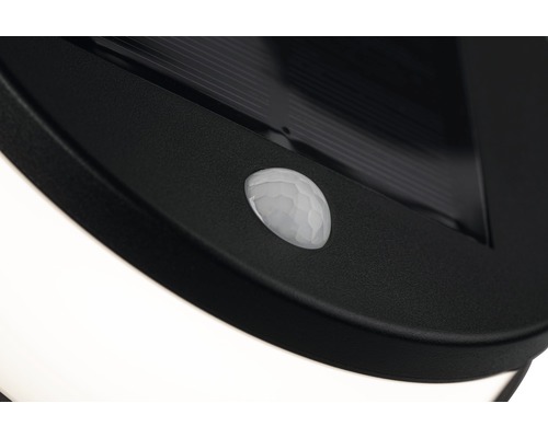 Close-up van een solarlamp met bewegingssensor