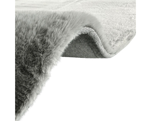 Detailopname van een grijs vloerkleed met textielen rug