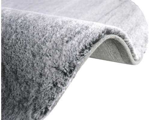 Detail van een grijs tapijt met pool